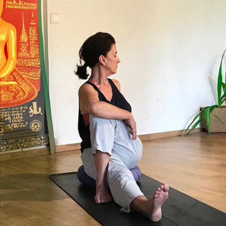 Éleve en postion de torsion, position de yoga.