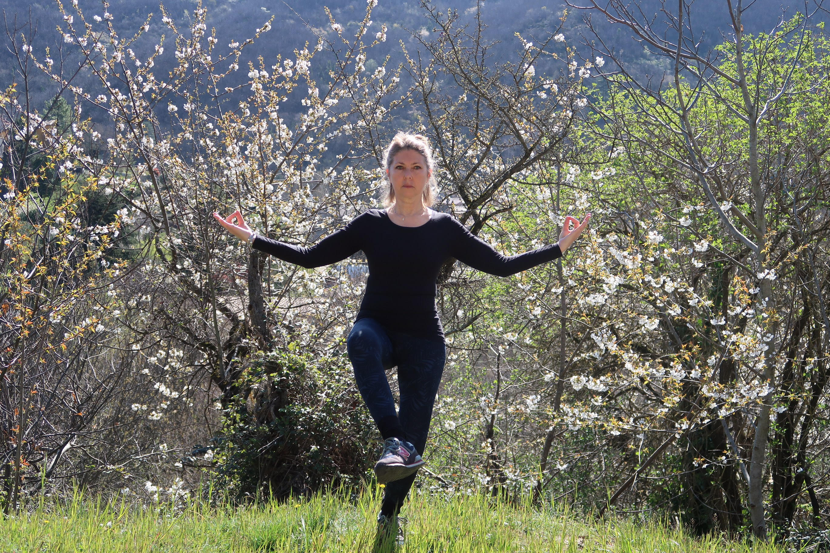 Sylvaine en posture de yoga dans la nature