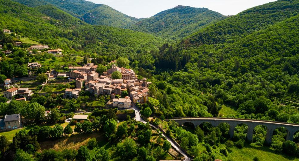 photo du village de Aumessas niché dans les montagnes des Cévennes