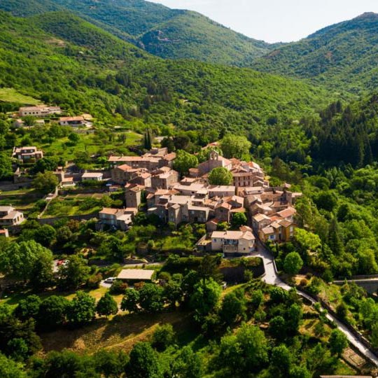 photo du village de Aumessas niché dans les montagnes des Cévennes